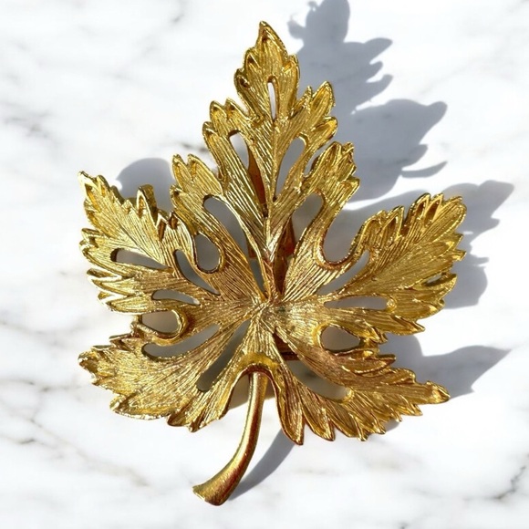 Vintage Gold Leaf Brooch - Picture 1 of 15
